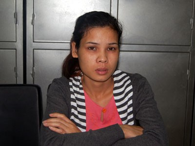 Đối tượng Nguyễn Thị Lệ bị bắt giữ và đưa về trụ sở cơ quan cảnh sát điều tra.